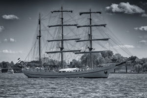 Gliding over the sea, Segler Artemis auf der Elbe. Schiffe fotografiert von Danny Koerber für Sehnsucht der Augen.