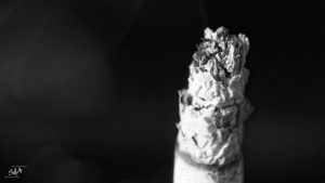 Das Tauchen einer Zigarette fotografiert von Danny Koerber für Sehnsucht der Augen.