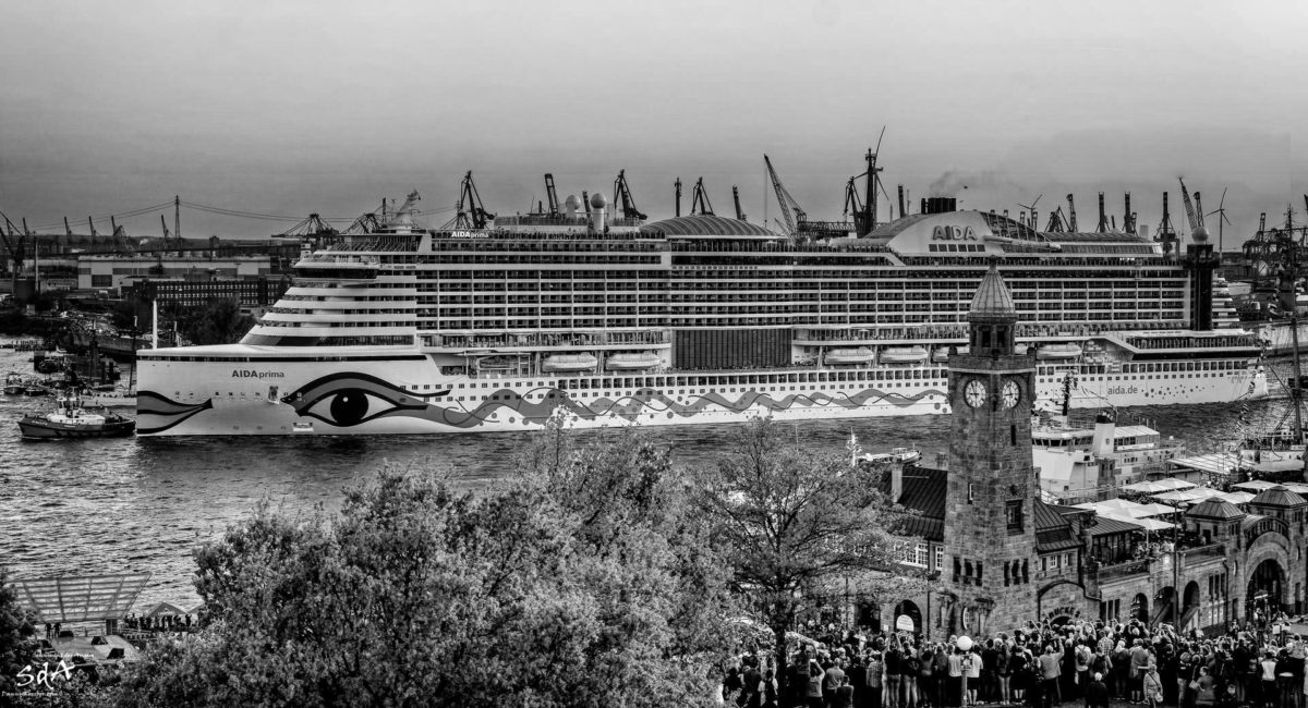 Gliding over the sea, Taufe der Aidaprima am 827. Hamburger Hafengeburtstag. . Schiffe fotografiert von Danny Koerber für Sehnsucht der Augen.