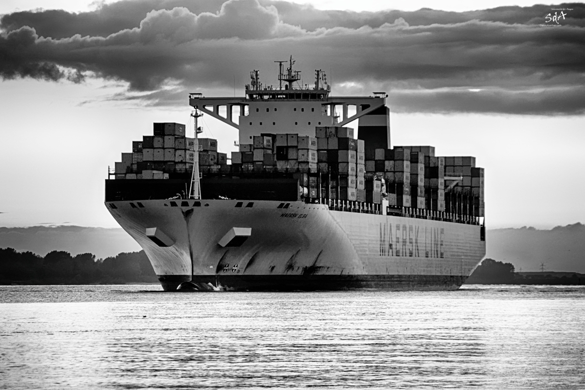 Schiffe. MAERSK Containerschiff läuft in die Elbe ein_Hamburg Wittenberg. Schiffe fotografiert von Danny Koerber für Sehnsucht der Augen.