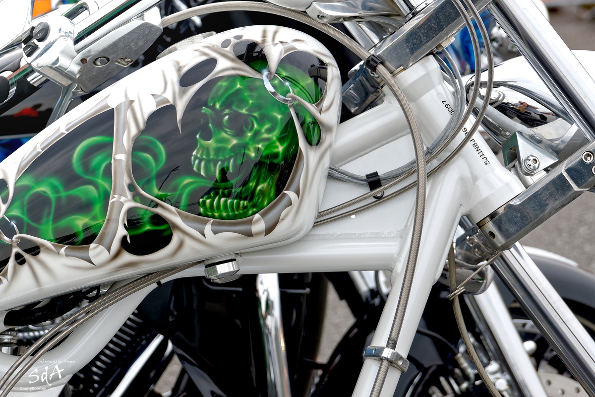 Grünes Skelett auf einer Harley, fotografiert von Danny Koerber für Sehnsucht der Augen.