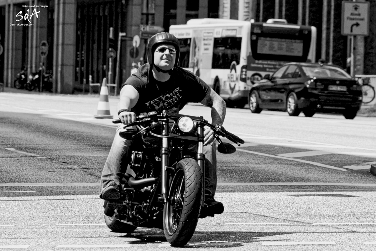 Harley Fahrer bei der grossen Rundfahrt in Hamburg, fotografiert von Danny Koerber für Sehnsucht der Augen.