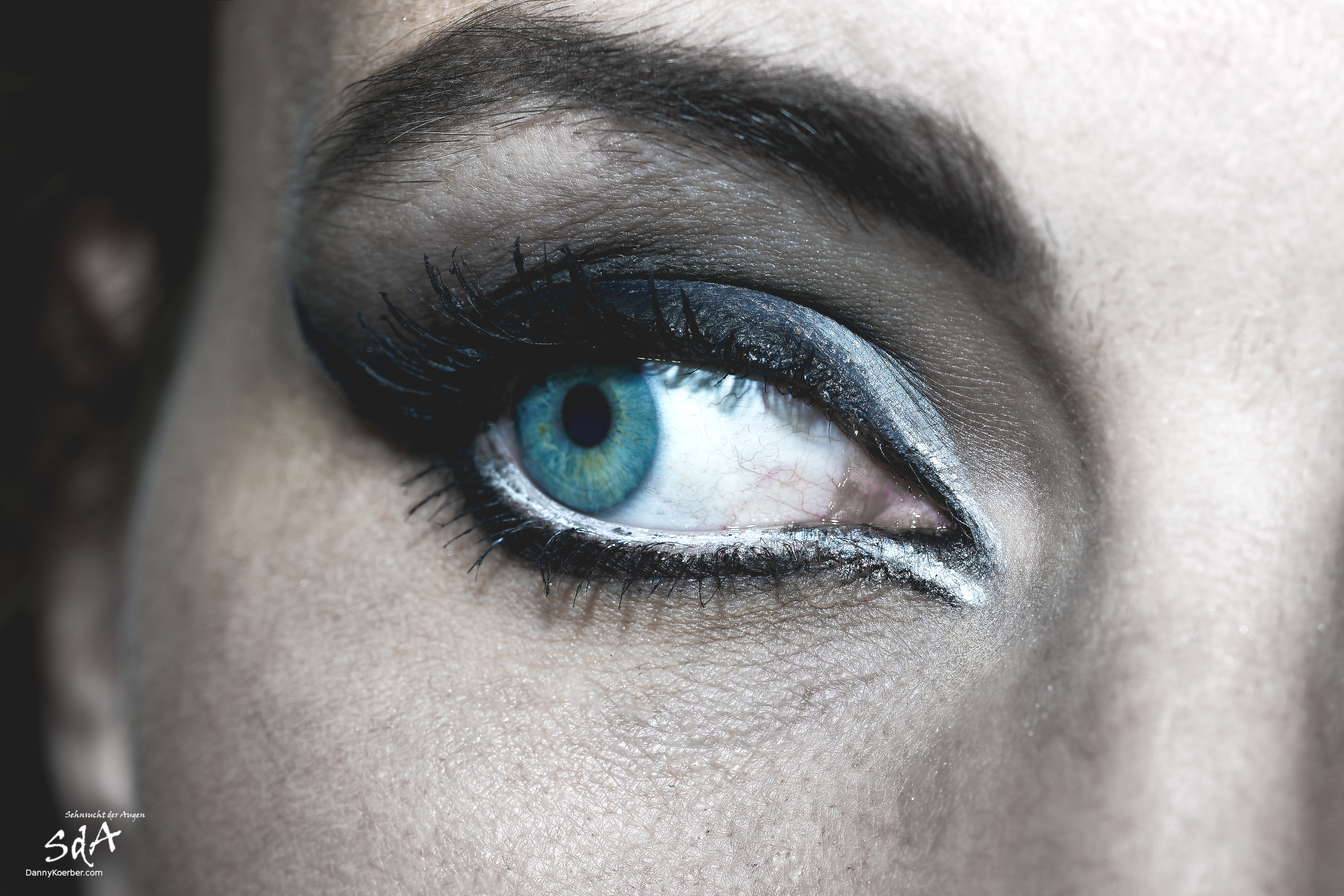 Das Auge im Blick. Nahaufnahme eines Auges, fotografiert von Danny Koerber für Sehnsucht der Augen.