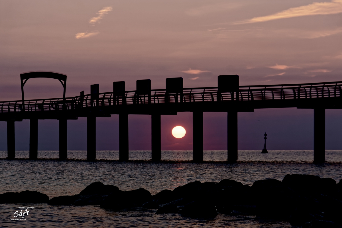 Sonnenaufgang an der Niendorfer Seebrücke, Sonnenaufgang fotografiert von Danny Koerber für Sehnsucht der Augen.
