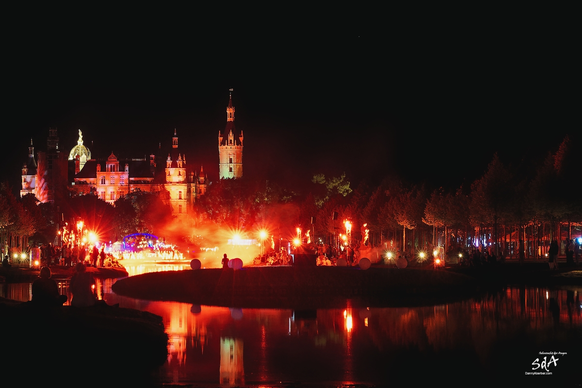 Finale bei der Schweriner Märchennacht in rotem Licht, fotografiert von Danny Koerber für Sehnsucht der Augen. Architektur, Licht und Feuer