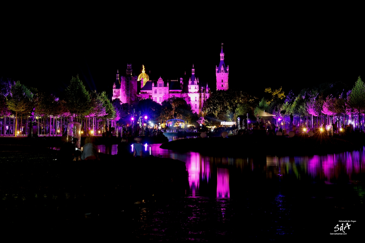 Schweriner Schlossgarten im lila Licht beim Schlossgartenlust Event 2018, fotografiert von Danny Koerber für Sehnsucht der Augen.