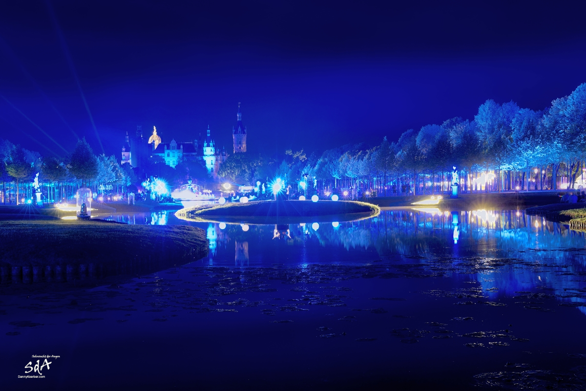 Schweriner Märchennacht in blauen Licht, fotografiert von Danny Koerber für Sehnsucht der Augen. Architektur, Licht und Feuer