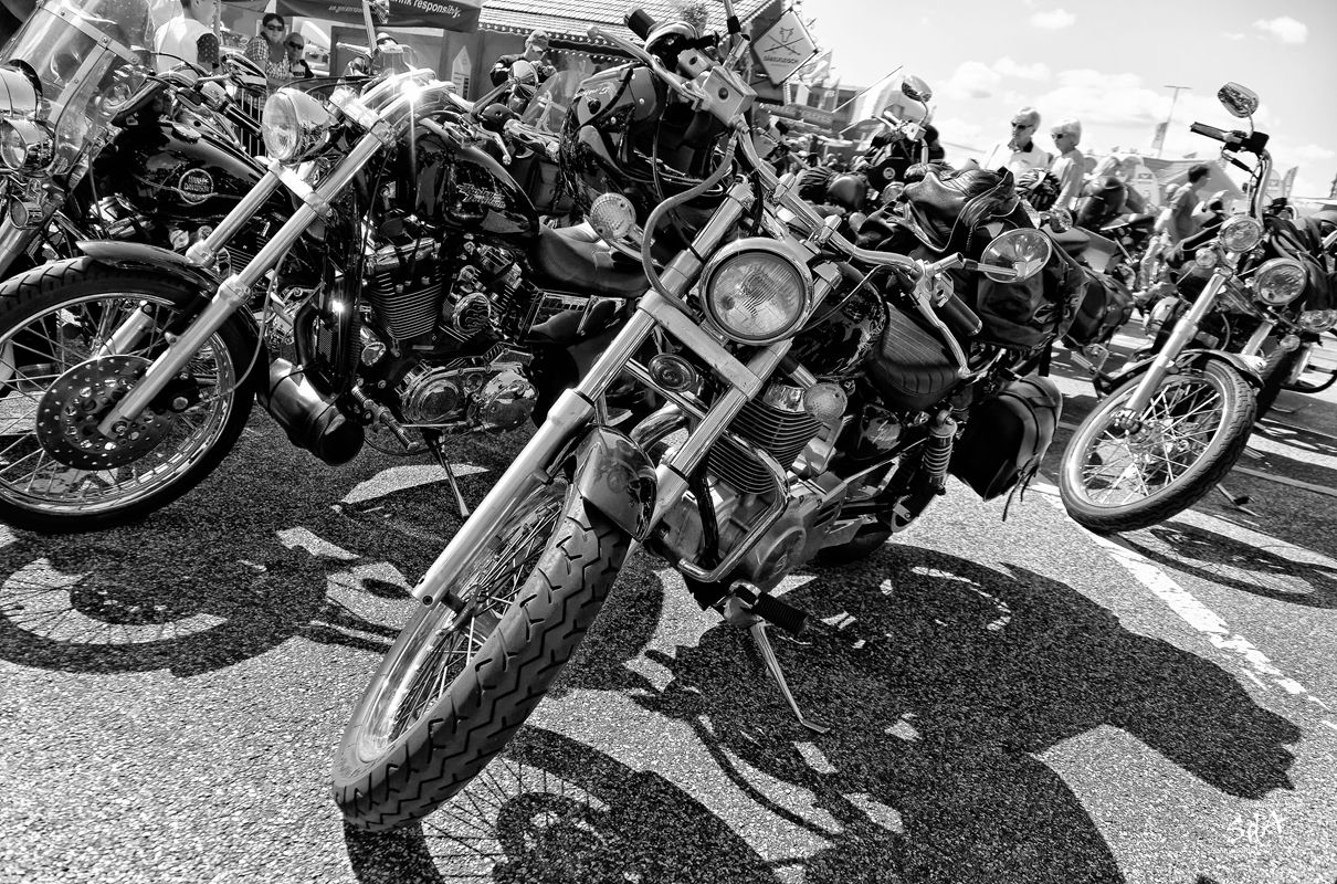 Harley Davidson bereit zum Start, fotografiert von Danny Koerber in Schwarz Weiß. Motorrad
