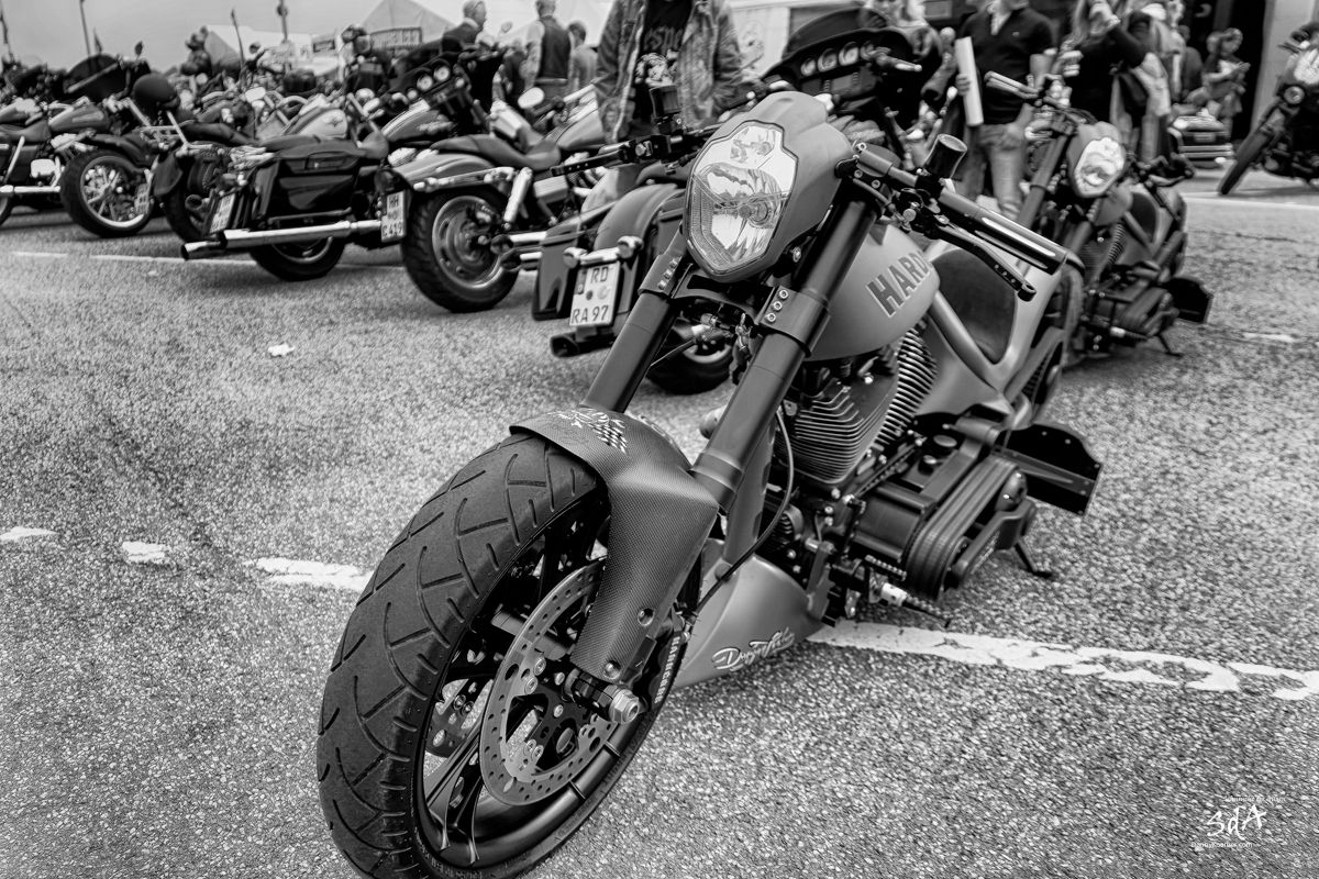 Harley Davidson in Frontansicht, fotografiert von Danny Koerber in Schwarz Weiß. Motorrad