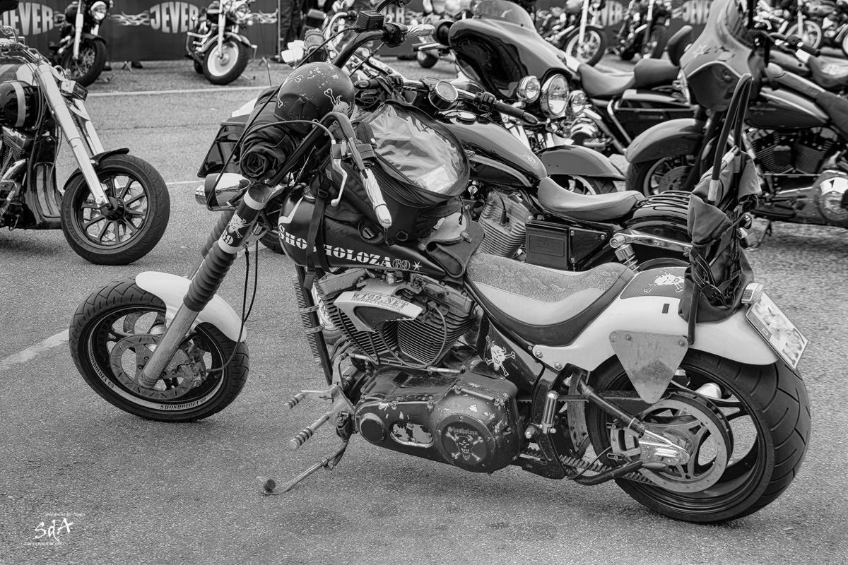 Harley Davidson, fotografiert von Danny Koerber in Schwarz Weiß. Motorrad