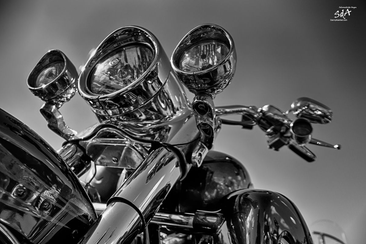 Motorradscheinwerfer, fotografiert von Danny Koerber in Schwarz Weiß.