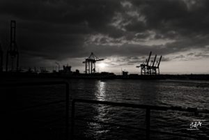 Ein kalter Abend geht zu Ende. Fotografiert von Danny Koerber in Schwarz Weiß im Hamburger Hafen.