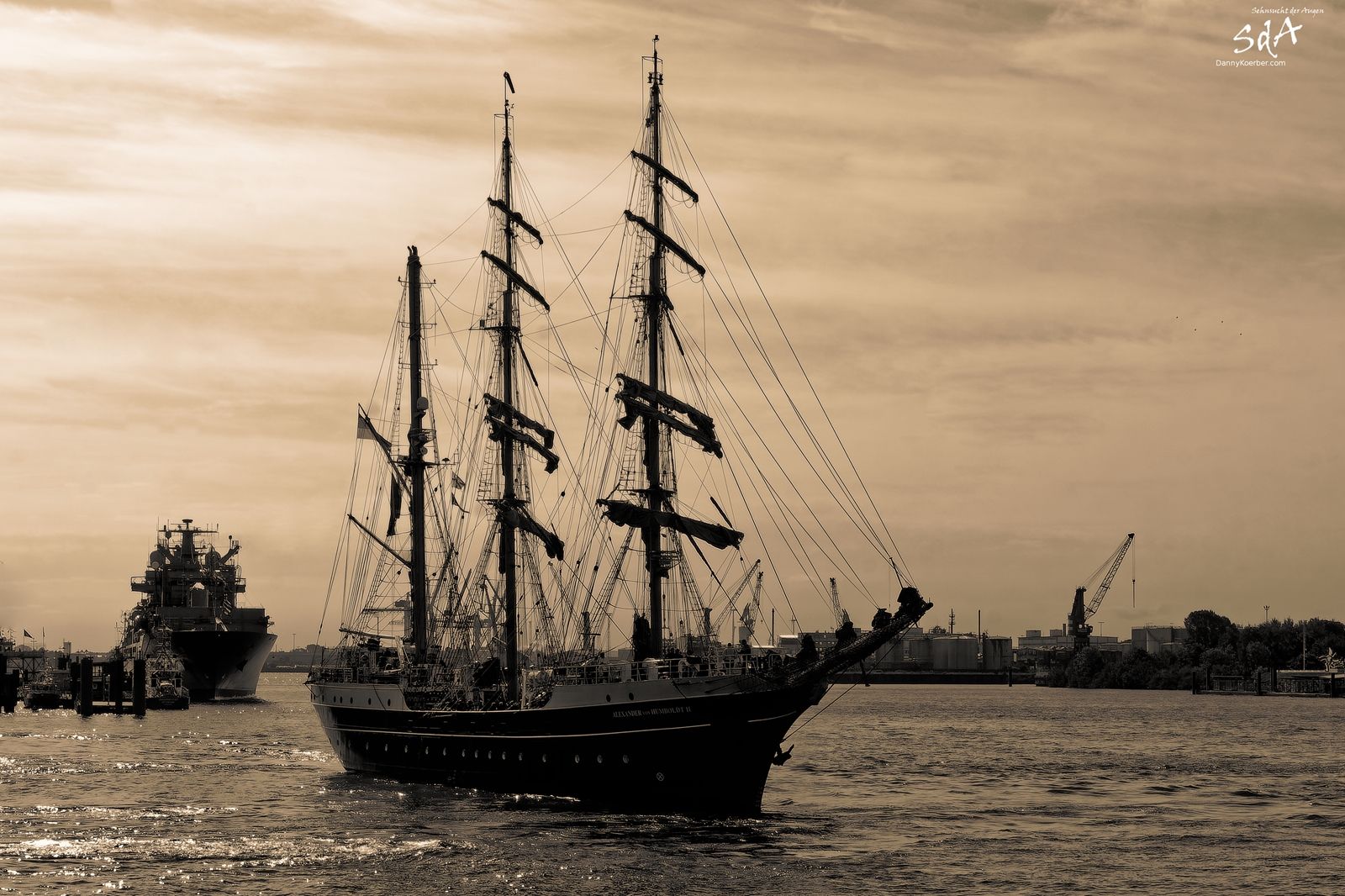 Alexander von Humboldt II im Hamburger Hafen beim Auslaufen. Schiffe