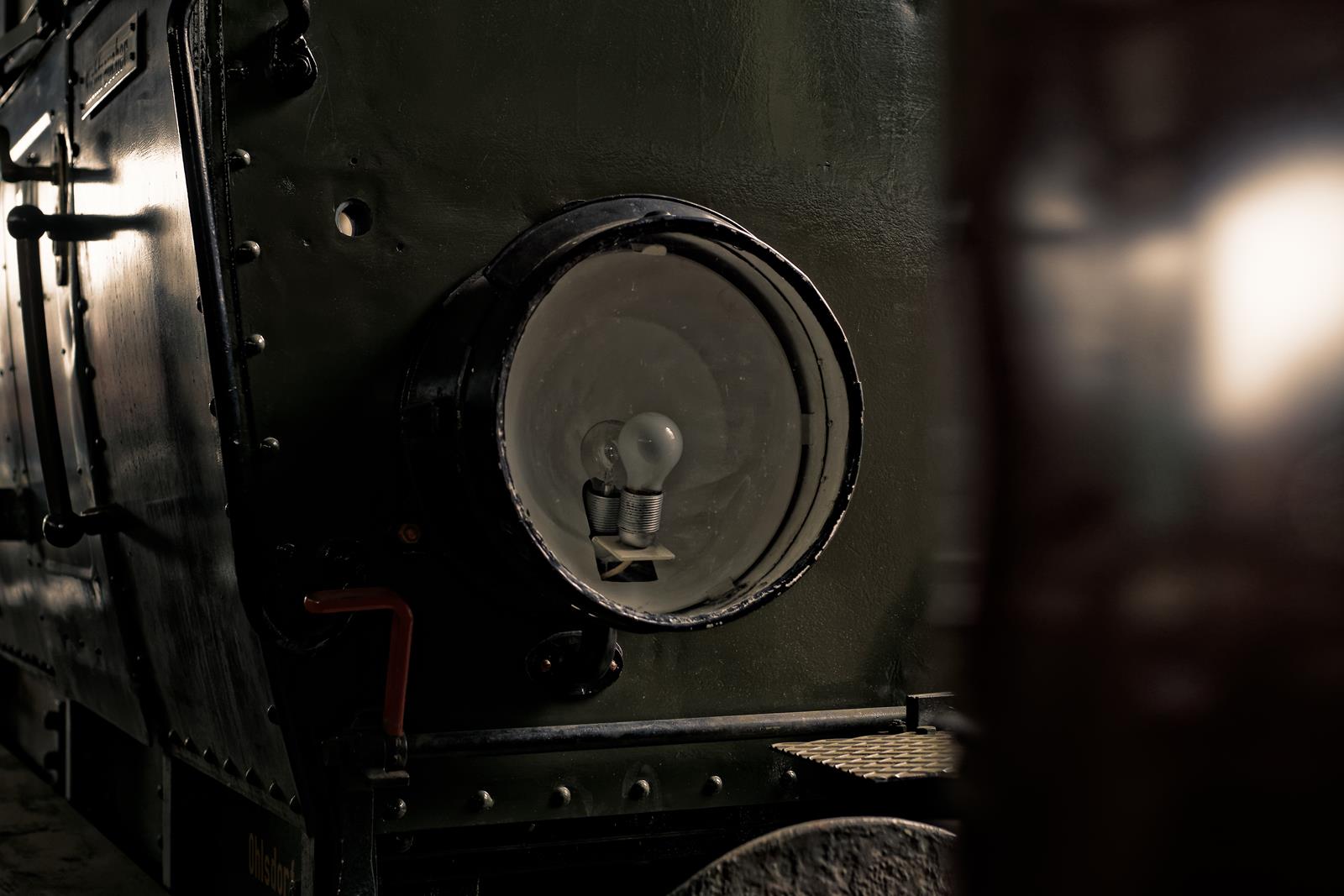 Alter Bahnlampe an einem Waggon. Schienfahrzeuge fotografiert von Danny Koerber für Sehnsucht der Augen.