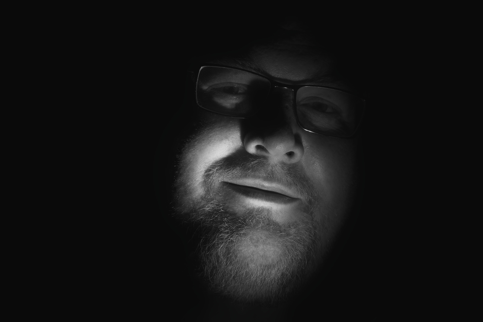 Schwarz Weiß Portrait mit Blitz von Danny Koerber für Sehnsucht der Augen.