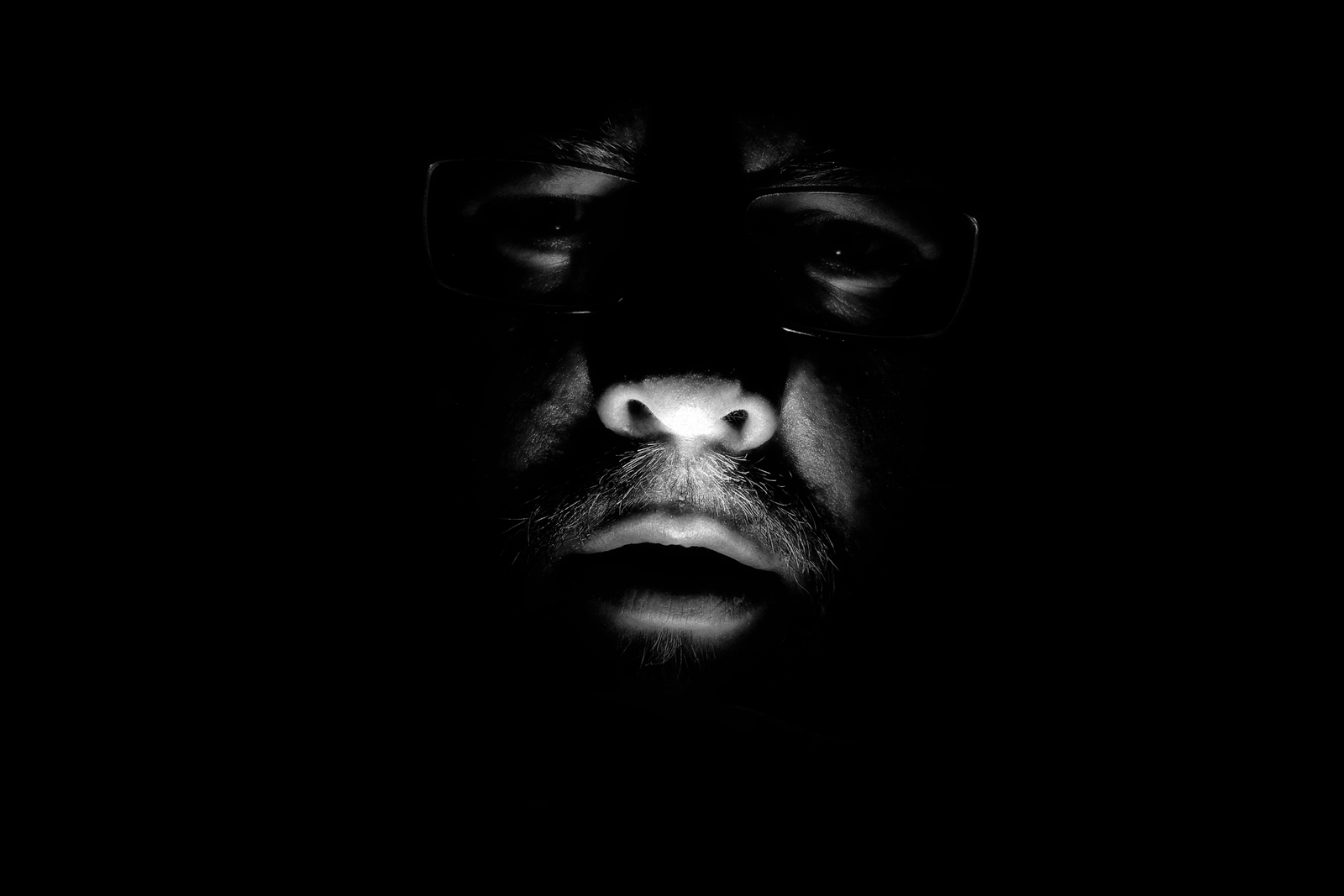 Schwarz Weiß Portrait mit Blitz von Danny Koerber für Sehnsucht der Augen.