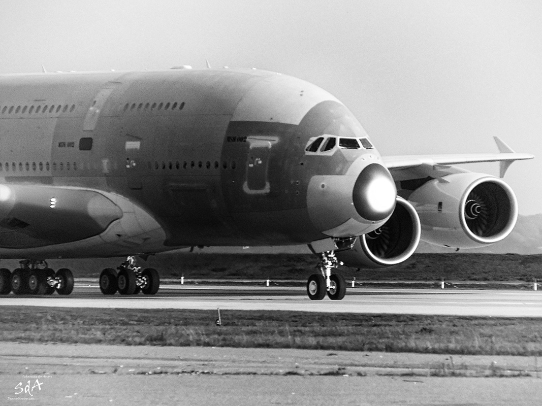 Der Riese A380 rollt heran. Flugzeuge fotografiert von Danny Koerber für Sehnsucht der Augen.