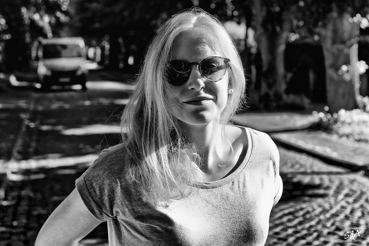Junge-Frau-auf-der-Strasse, fotografiert von Danny Koerber für Sehnsucht der Augen.