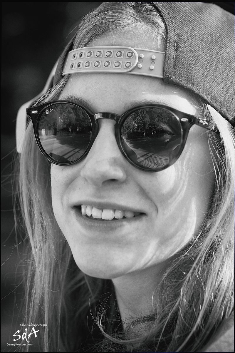 Nahportrait-einer-jungen-Frau-mit-Brille-und-Muetze, fotografiert von Danny Koerber für Sehnsucht der Augen.