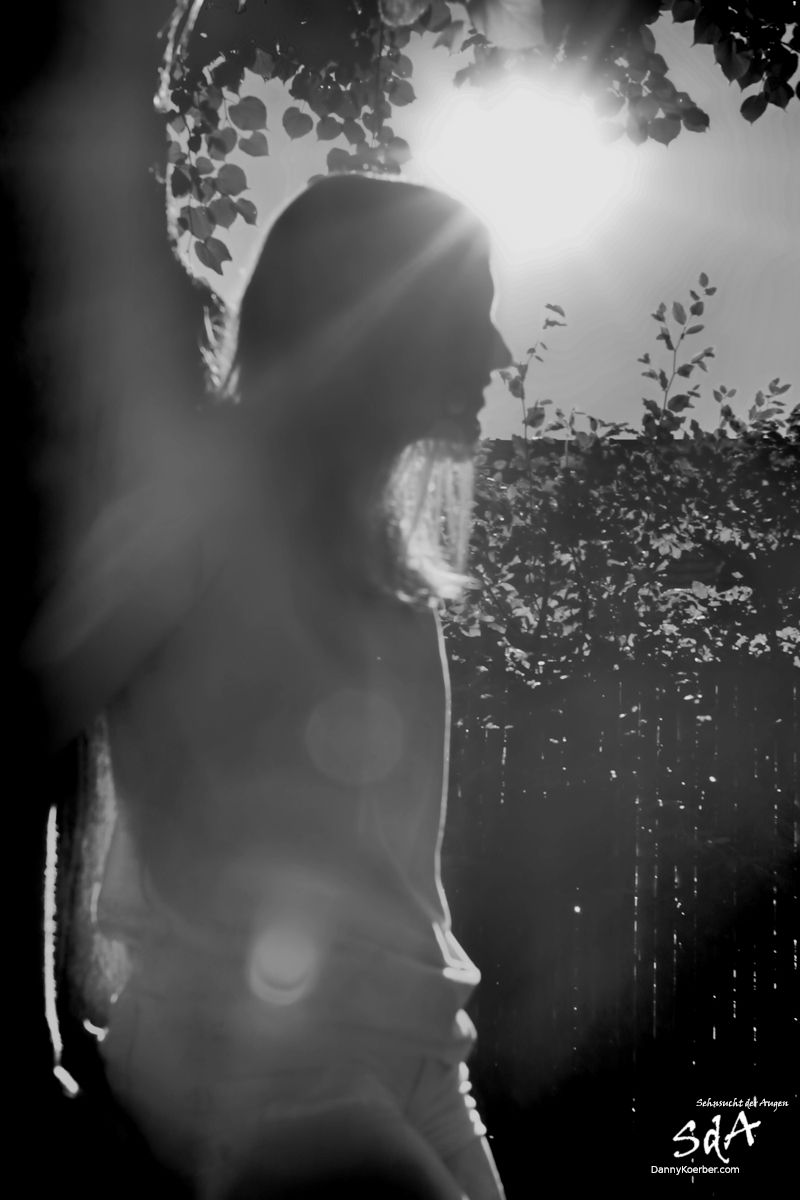 Portrait-einer-jungen-Frau-im-Gegenlicht, fotografiert von Danny Koerber für Sehnsucht der Augen.