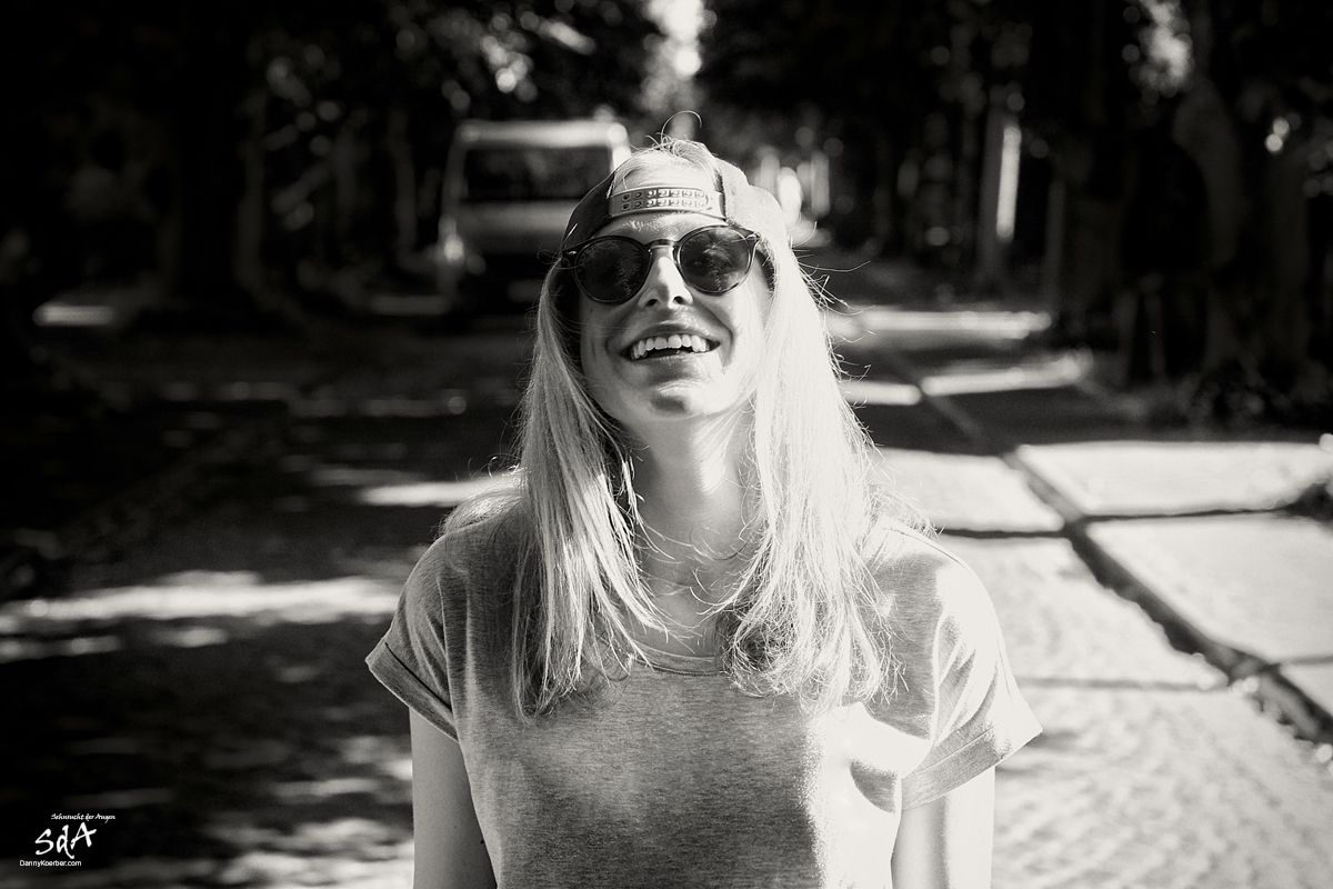 Portrait-einer-jungen-Frau-auf-der-Strasse-im-Sonnenlich, fotografiert von Danny Koerber für Sehnsucht der Augen.
