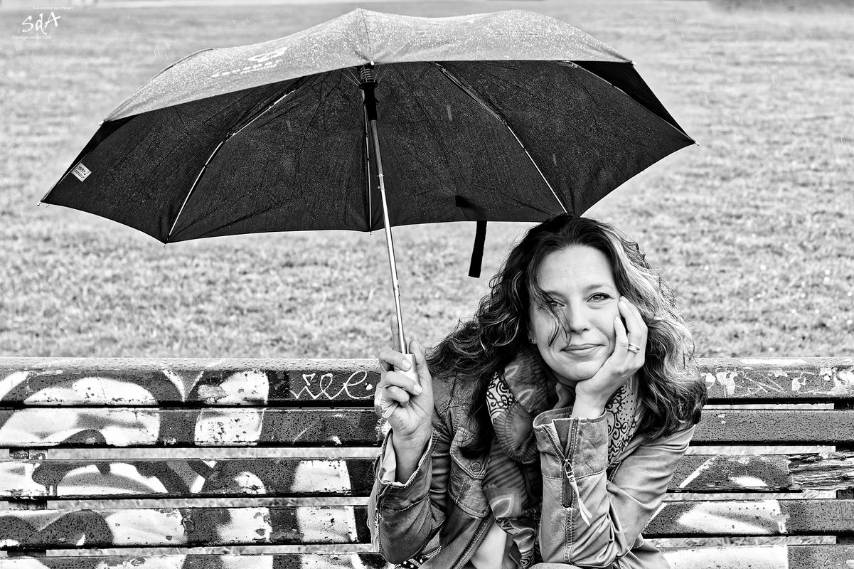 portrait-einer-frau-mit-regenschirm, fotografiert von Danny Koerber für Sehnsucht der Augen.