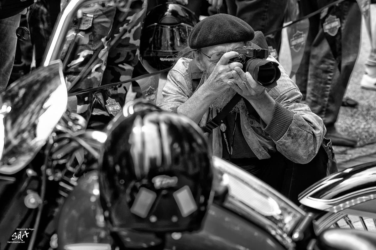 Fotograf bei den Hamburger Harley Days, fotografiert von Danny Koerber für Sehnsucht der Augen.