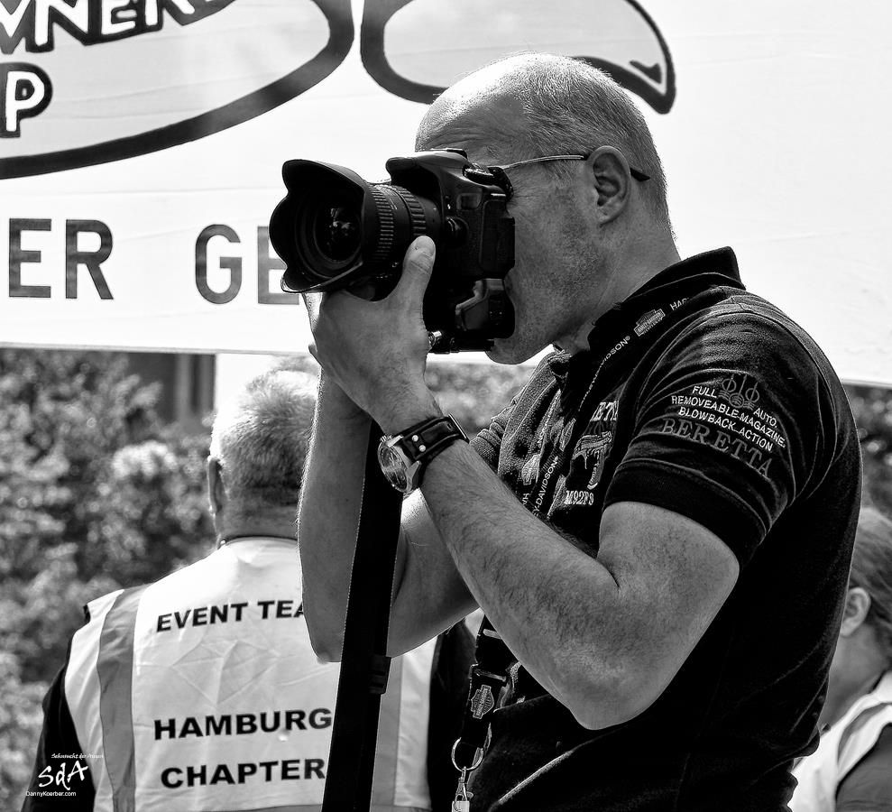 Fotograf bei der Preisverleihung der HamburgerHarley Days, fotografiert von Danny Koerber für Sehnsucht der Augen.