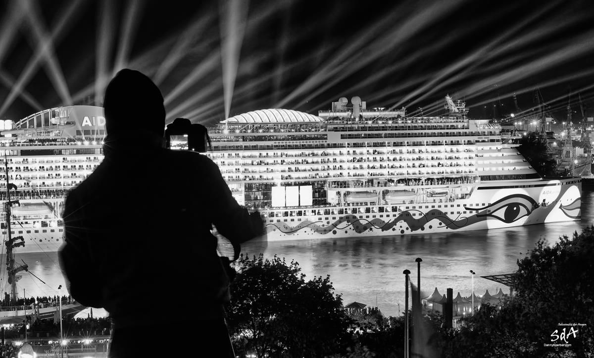 Fotografen. Fotograf bei Schiffstaufe beim Hamburger Hafengeburtstag, fotografiert von Danny Koerber für Sehnsucht der Augen.