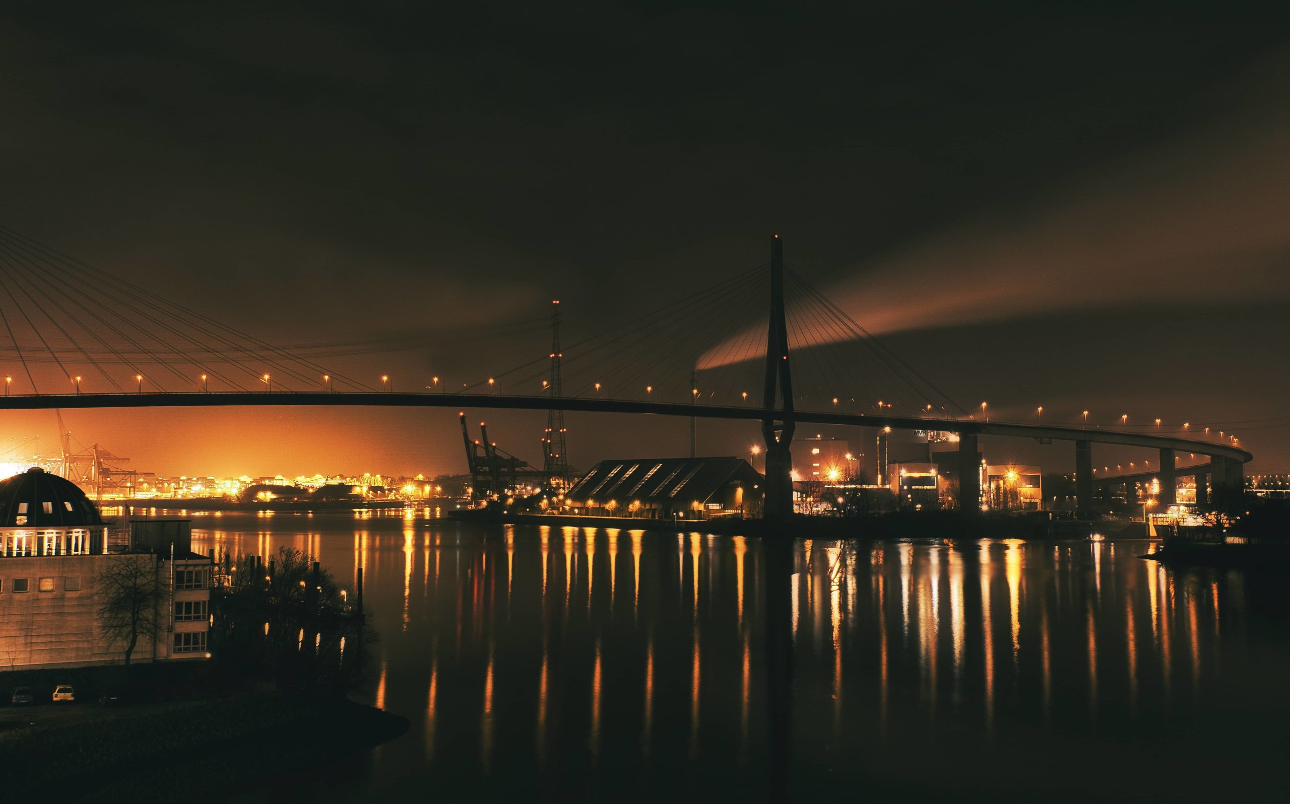 Köhlbrandbrücke im Hamburger Hafen bei Nacht, fotografiert von Danny Körber.