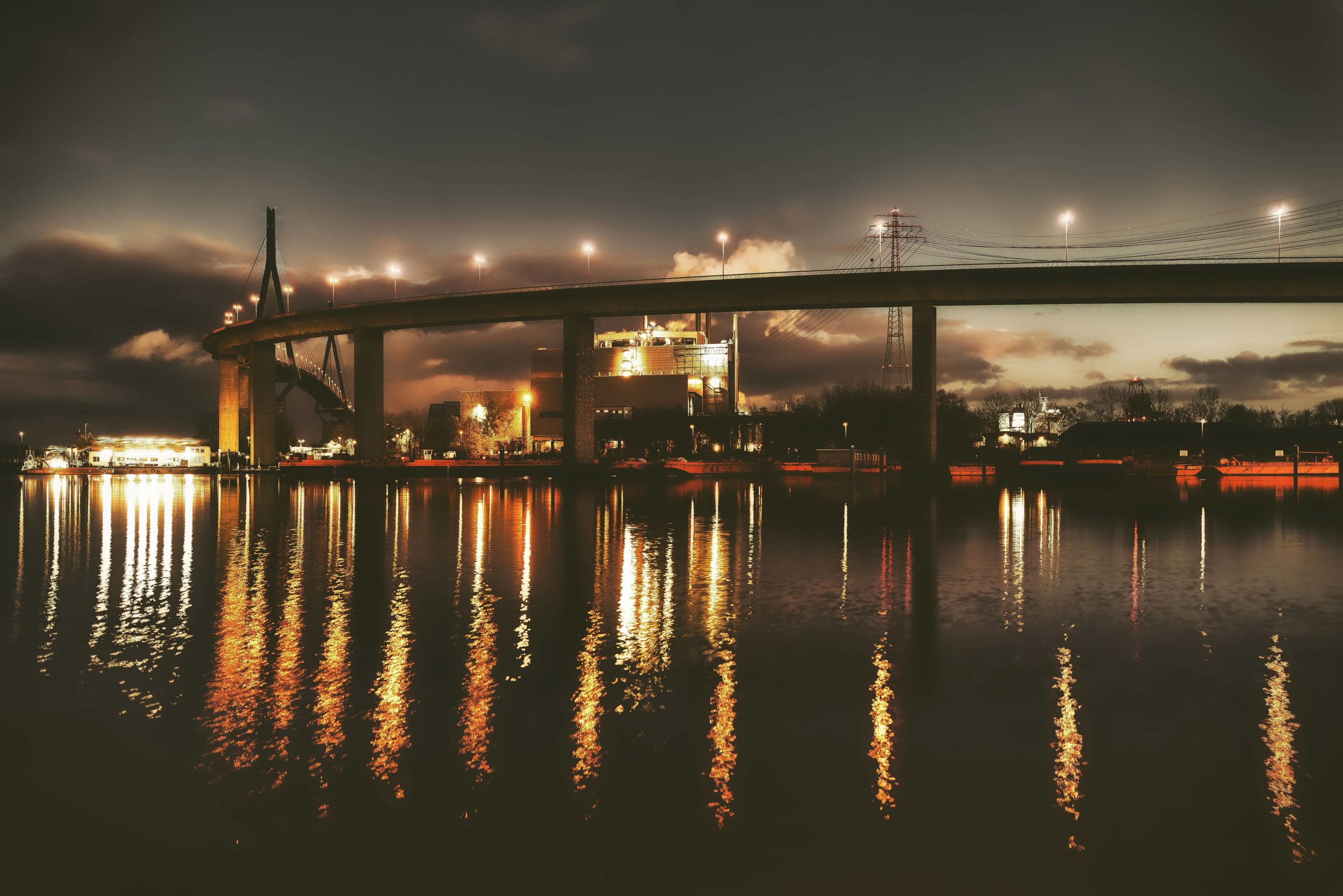 Köhlbrandbrücke im Hamburger Hafen bei Nacht, fotografiert von Danny Körber.