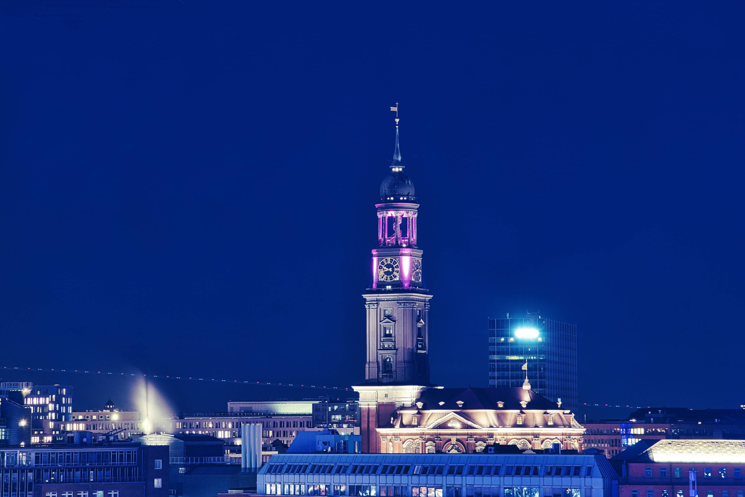 St.Michaelis, Michel, in Hamburg, fotografiert bei Nacht von Danny Koerber.
