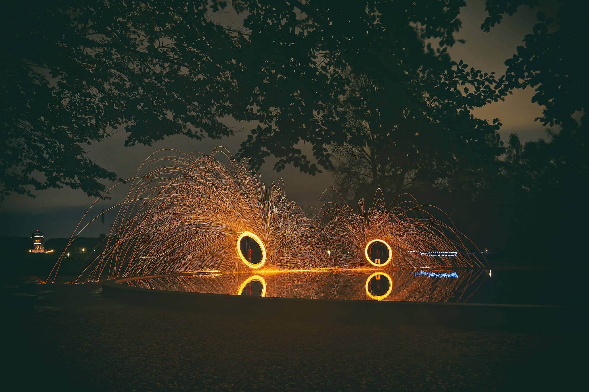Brennende Stahlwolle im Hamburg Stadtpark, fotografiert von Danny Koerber.