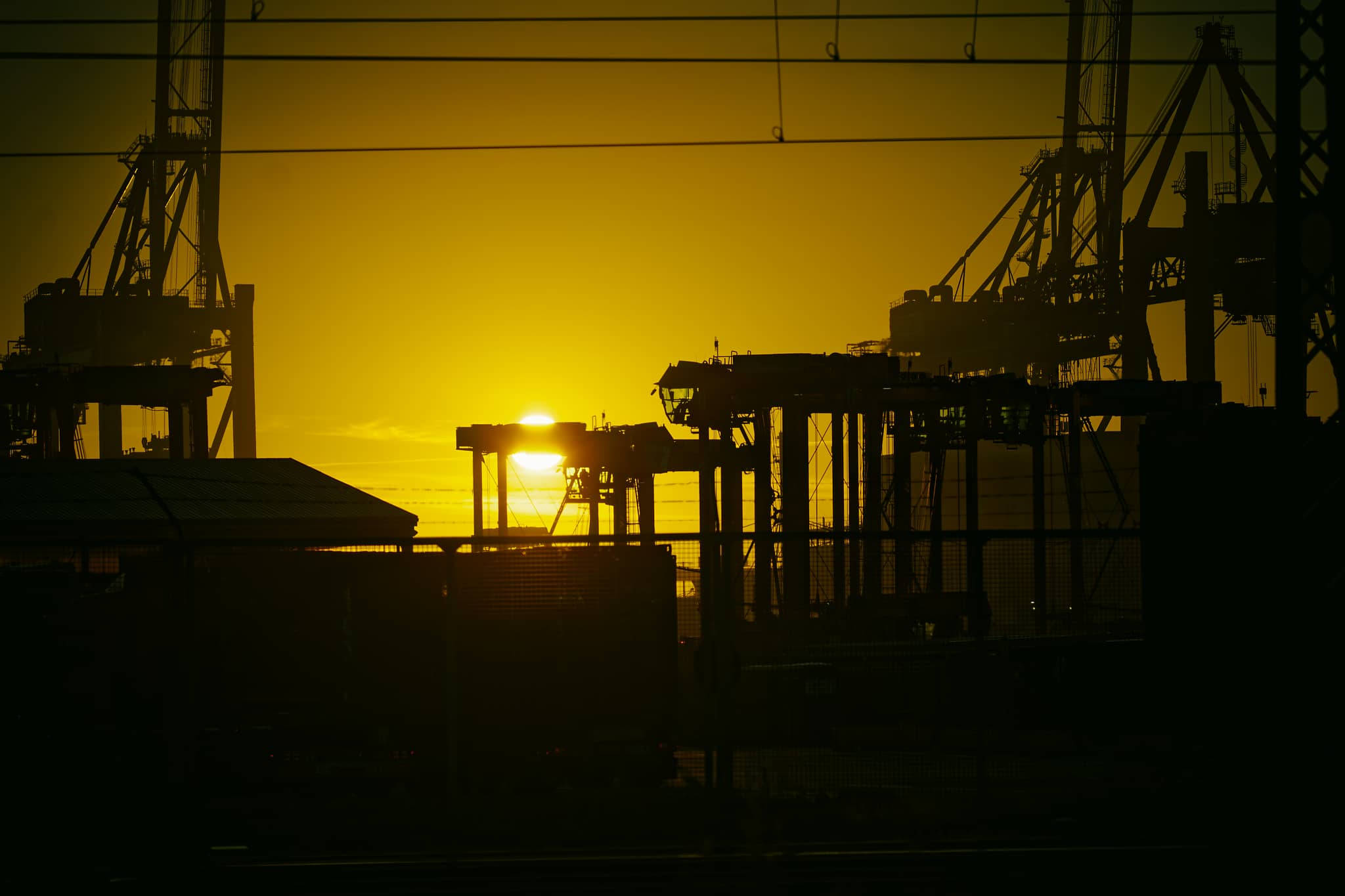 Sonnenaufgang über dem Hamburger Hafen, für Sehnsucht der Augen von Danny Koerber.