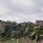 Edingburgh – Wo Stein sich erinnert. Stimmungsvolle Stadtansichten von Edinburgh mit historischen Gebäuden, engen Gassen und markanten Steinfassaden. Wechselndes Licht, Schatten und urbane Details vermitteln die besondere Atmosphäre der schottischen Hauptstadt.