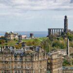 Edingburgh – Wo Stein sich erinnert. Stimmungsvolle Stadtansichten von Edinburgh mit historischen Gebäuden, engen Gassen und markanten Steinfassaden. Wechselndes Licht, Schatten und urbane Details vermitteln die besondere Atmosphäre der schottischen Hauptstadt.