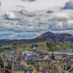 Edingburgh – Wo Stein sich erinnert. Stimmungsvolle Stadtansichten von Edinburgh mit historischen Gebäuden, engen Gassen und markanten Steinfassaden. Wechselndes Licht, Schatten und urbane Details vermitteln die besondere Atmosphäre der schottischen Hauptstadt.