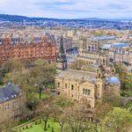 Edingburgh – Wo Stein sich erinnert. Stimmungsvolle Stadtansichten von Edinburgh mit historischen Gebäuden, engen Gassen und markanten Steinfassaden. Wechselndes Licht, Schatten und urbane Details vermitteln die besondere Atmosphäre der schottischen Hauptstadt.