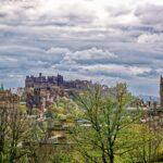 Edingburgh – Wo Stein sich erinnert. Stimmungsvolle Stadtansichten von Edinburgh mit historischen Gebäuden, engen Gassen und markanten Steinfassaden. Wechselndes Licht, Schatten und urbane Details vermitteln die besondere Atmosphäre der schottischen Hauptstadt.