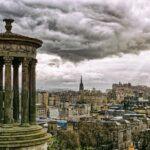 Edingburgh – Wo Stein sich erinnert. Stimmungsvolle Stadtansichten von Edinburgh mit historischen Gebäuden, engen Gassen und markanten Steinfassaden. Wechselndes Licht, Schatten und urbane Details vermitteln die besondere Atmosphäre der schottischen Hauptstadt.