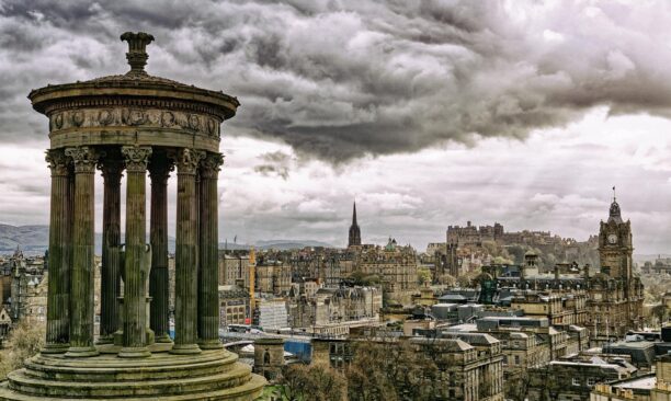 Edingburgh – Wo Stein sich erinnert. Stimmungsvolle Stadtansichten von Edinburgh mit historischen Gebäuden, engen Gassen und markanten Steinfassaden. Wechselndes Licht, Schatten und urbane Details vermitteln die besondere Atmosphäre der schottischen Hauptstadt.