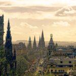 Edingburgh – Wo Stein sich erinnert. Stimmungsvolle Stadtansichten von Edinburgh mit historischen Gebäuden, engen Gassen und markanten Steinfassaden. Wechselndes Licht, Schatten und urbane Details vermitteln die besondere Atmosphäre der schottischen Hauptstadt.