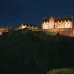 Edingburgh – Wo Stein sich erinnert. Stimmungsvolle Stadtansichten von Edinburgh mit historischen Gebäuden, engen Gassen und markanten Steinfassaden. Wechselndes Licht, Schatten und urbane Details vermitteln die besondere Atmosphäre der schottischen Hauptstadt.