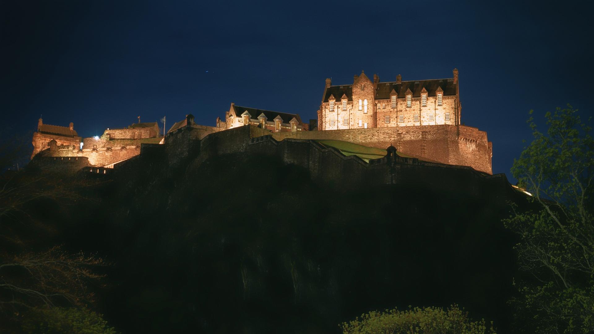 Edingburgh – Wo Stein sich erinnert. Stimmungsvolle Stadtansichten von Edinburgh mit historischen Gebäuden, engen Gassen und markanten Steinfassaden. Wechselndes Licht, Schatten und urbane Details vermitteln die besondere Atmosphäre der schottischen Hauptstadt.