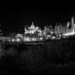 Edingburgh – Wo Stein sich erinnert. Stimmungsvolle Stadtansichten von Edinburgh mit historischen Gebäuden, engen Gassen und markanten Steinfassaden. Wechselndes Licht, Schatten und urbane Details vermitteln die besondere Atmosphäre der schottischen Hauptstadt.