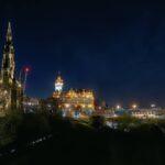 Edingburgh – Wo Stein sich erinnert. Stimmungsvolle Stadtansichten von Edinburgh mit historischen Gebäuden, engen Gassen und markanten Steinfassaden. Wechselndes Licht, Schatten und urbane Details vermitteln die besondere Atmosphäre der schottischen Hauptstadt.