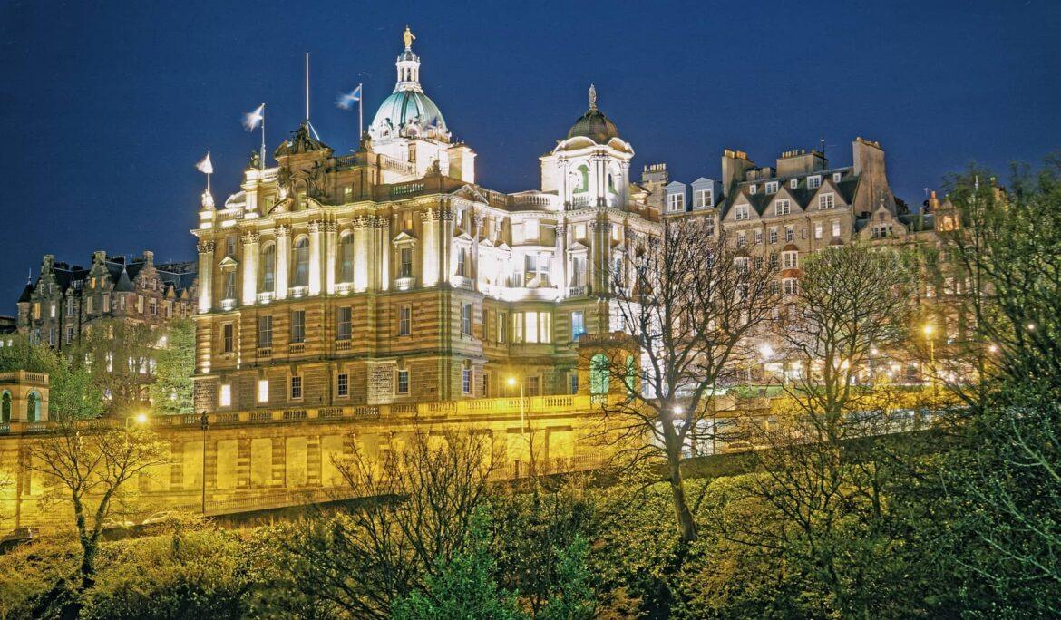 Edingburgh – Wo Stein sich erinnert Stimmungsvolle Stadtansichten von Edinburgh mit historischen Gebäuden, engen Gassen und markanten Steinfassaden. Wechselndes Licht, Schatten und urbane Details vermitteln die besondere Atmosphäre der schottischen Hauptstadt.