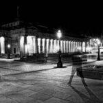 Edingburgh – Wo Stein sich erinnert. Stimmungsvolle Stadtansichten von Edinburgh mit historischen Gebäuden, engen Gassen und markanten Steinfassaden. Wechselndes Licht, Schatten und urbane Details vermitteln die besondere Atmosphäre der schottischen Hauptstadt.