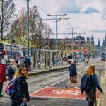 Edingburgh – Wo Stein sich erinnert. Stimmungsvolle Stadtansichten von Edinburgh mit historischen Gebäuden, engen Gassen und markanten Steinfassaden. Wechselndes Licht, Schatten und urbane Details vermitteln die besondere Atmosphäre der schottischen Hauptstadt.