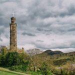 Edingburgh – Wo Stein sich erinnert. Stimmungsvolle Stadtansichten von Edinburgh mit historischen Gebäuden, engen Gassen und markanten Steinfassaden. Wechselndes Licht, Schatten und urbane Details vermitteln die besondere Atmosphäre der schottischen Hauptstadt.